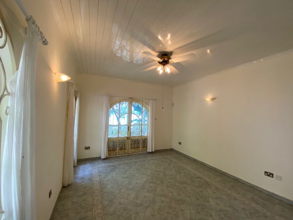 810. Perfectly situated property with beachfront