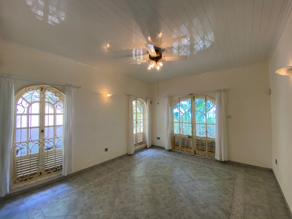 810. Perfectly situated property with beachfront