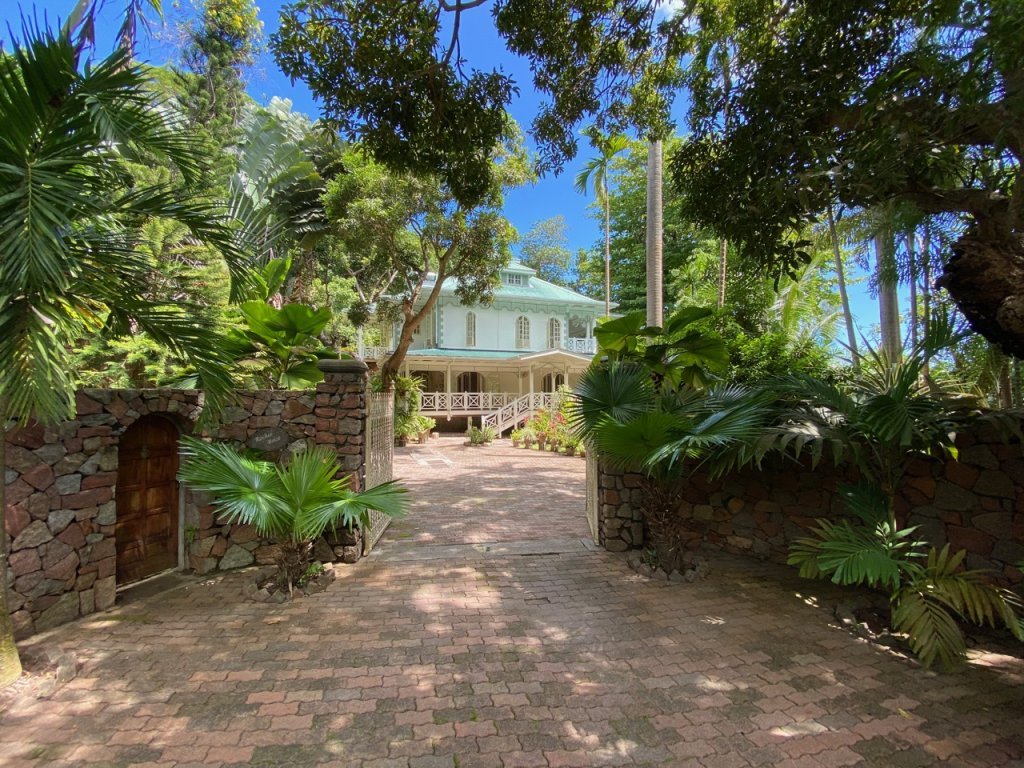 810. Perfectly situated property with beachfront