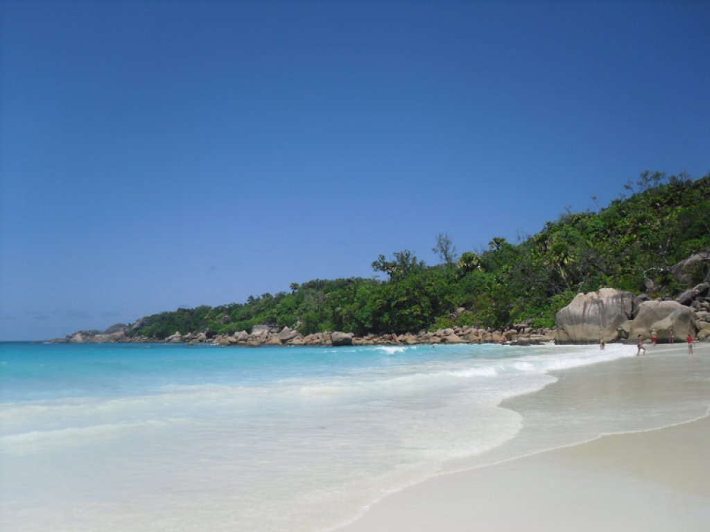 ID:55. Beach front villas, restaurant, bar and boutique at Anse Lazio