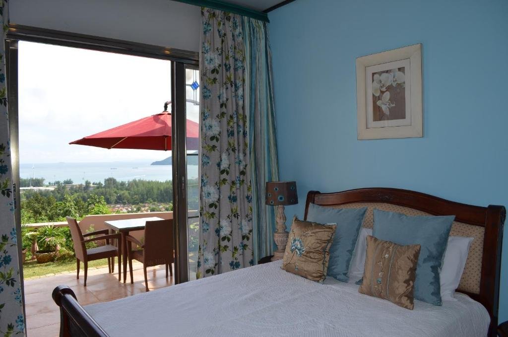 Fully Furnished Studio Apartment With Stunning Eden Island And Victoria Views In La Louise