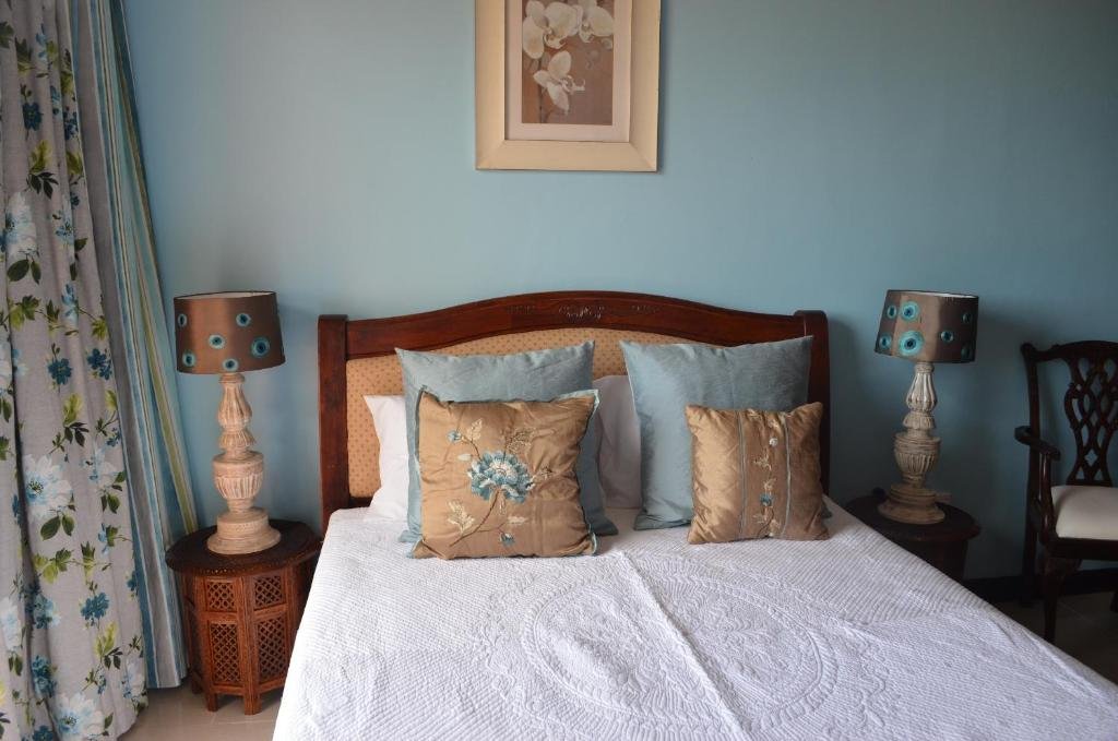 Fully Furnished Studio Apartment With Stunning Eden Island And Victoria Views In La Louise