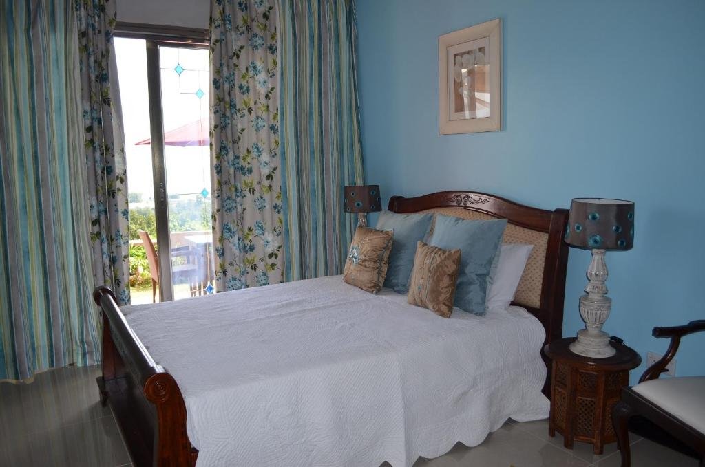 Fully Furnished Studio Apartment With Stunning Eden Island And Victoria Views In La Louise