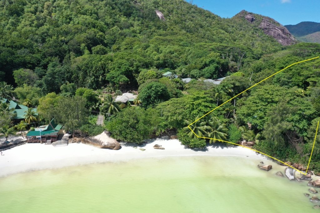 810. Perfectly situated property with beachfront