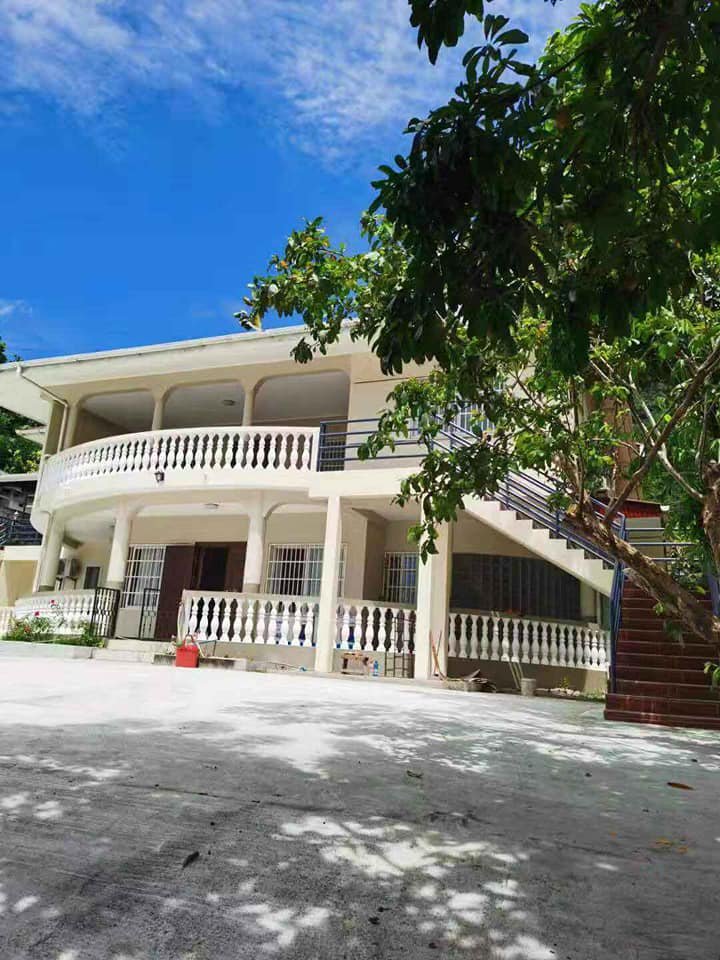 Fully Furnished Three-Bedroom Semi-Detached House With Garden And Private Parking At Beau Vallon La Batie