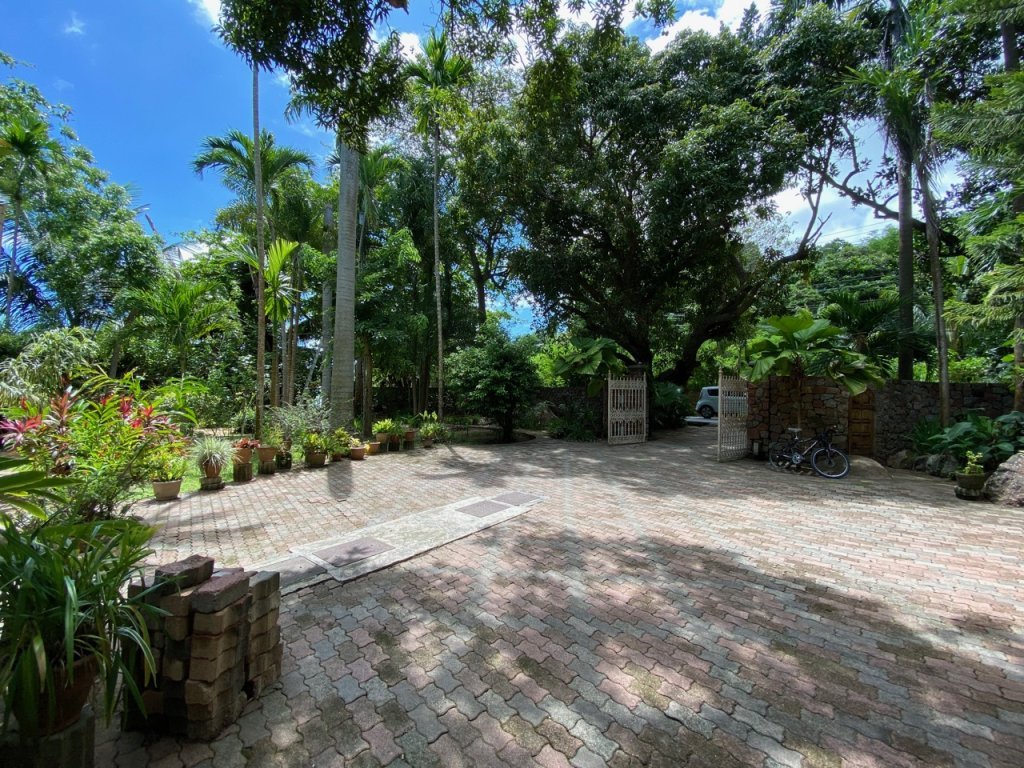 810. Perfectly situated property with beachfront