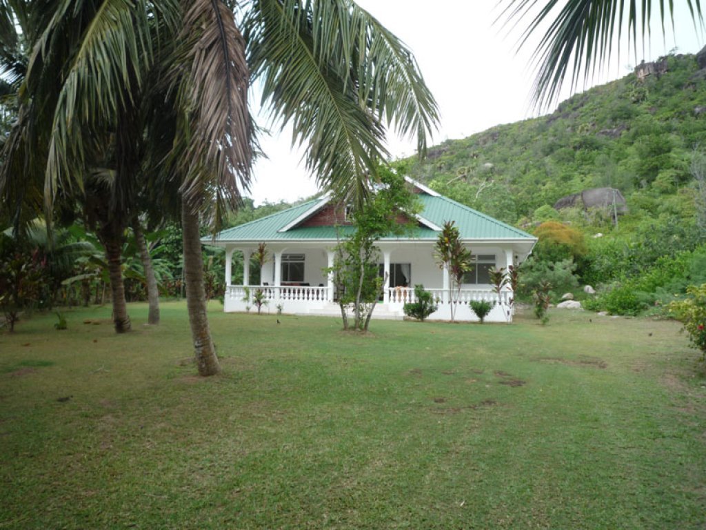 ID:55. Beach front villas, restaurant, bar and boutique at Anse Lazio