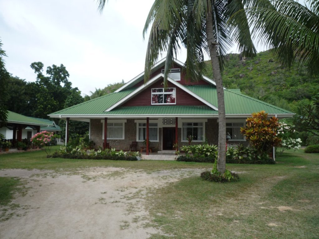 ID:55. Beach front villas, restaurant, bar and boutique at Anse Lazio