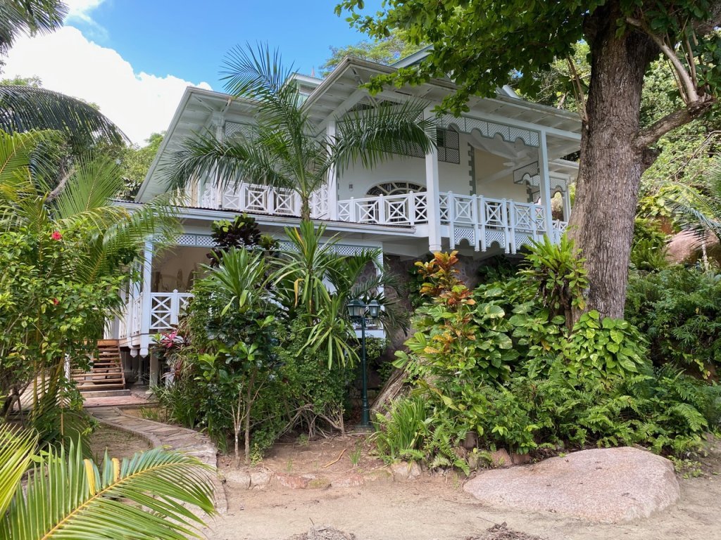 810. Perfectly situated property with beachfront