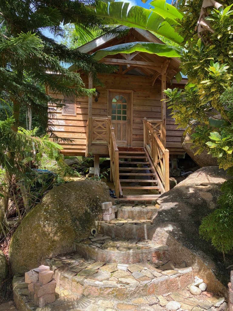 810. Perfectly situated property with beachfront