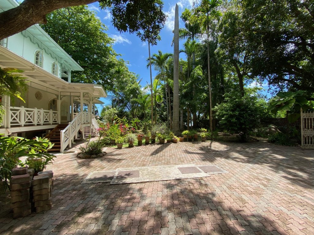810. Perfectly situated property with beachfront