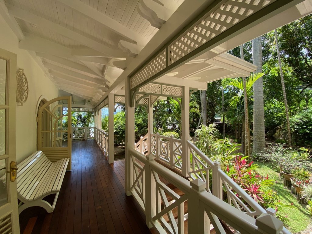 810. Perfectly situated property with beachfront