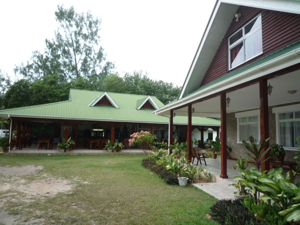 ID:55. Beach front villas, restaurant, bar and boutique at Anse Lazio