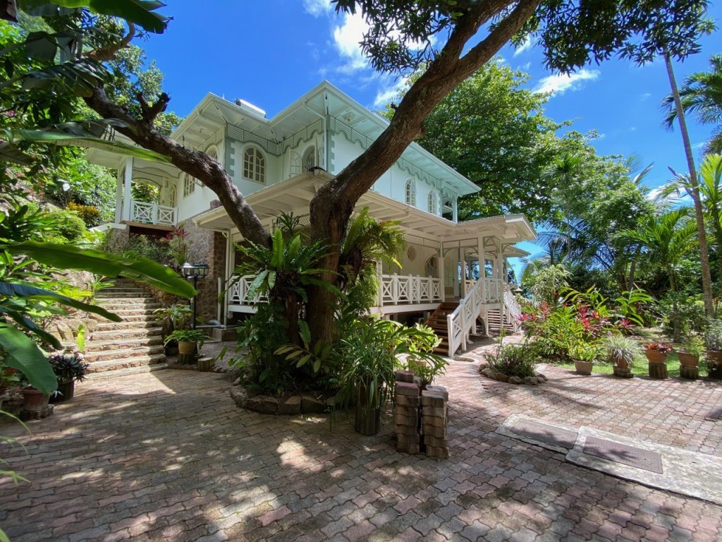 810. Perfectly situated property with beachfront